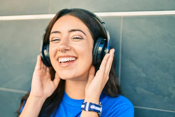 Jeune Femme Hispanique Souriant Heureux Écouter Musique Aide Écouteurs Ville — Photo