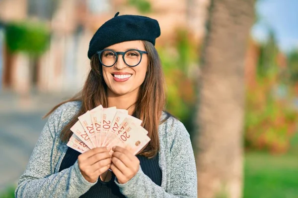 Mujer Latina Joven Con Estilo Francés Sosteniendo Shekels Israel Ciudad — Foto de Stock