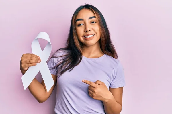 Ung Latinamerikansk Kvinna Håller Cancer Medvetenhet Vitt Band Ler Glad — Stockfoto