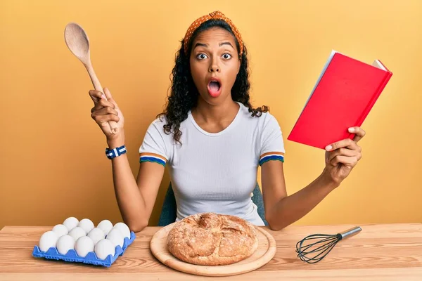 Chica Afroamericana Joven Haciendo Pan Casero Sosteniendo Cuchara Libro Receta —  Fotos de Stock