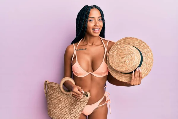 Mooie Latijns Amerikaanse Vrouw Draagt Bikini Zomerhoed Vieren Gek Verbaasd — Stockfoto