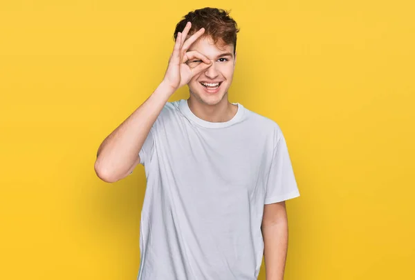 Joven Hombre Caucásico Con Camiseta Blanca Casual Haciendo Buen Gesto — Foto de Stock