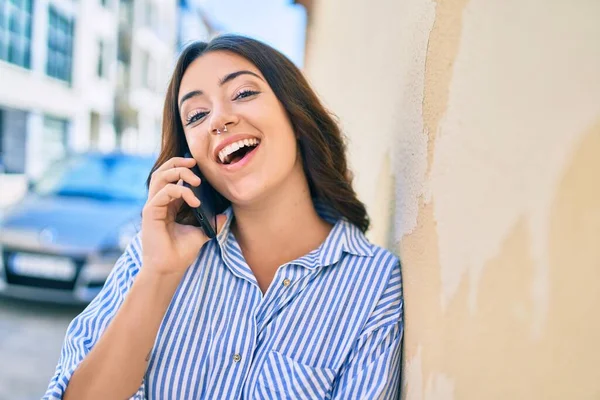 Genç Spanyol Kadını Gülümsüyor Şehirdeki Akıllı Telefondan Mutlu Bir Şekilde — Stok fotoğraf