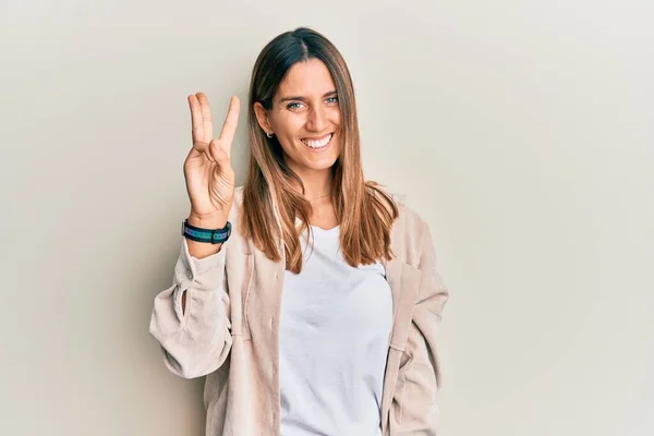 Brunetka Młoda Kobieta Luźnych Ubraniach Pokazuje Wskazuje Palcem Numer Trzy — Zdjęcie stockowe