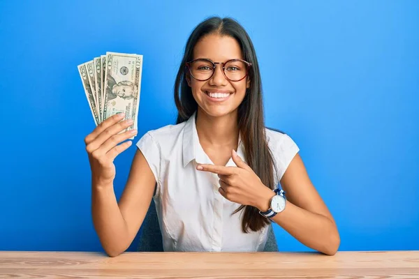 Güzel Spanyol Kadın Elinde Dolarlık Banknotlarla Mutlu Mesut Elini Parmağını — Stok fotoğraf