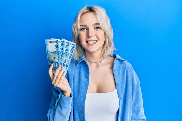 Mladá Blondýnka Drží Maďarské Forint Bankovky Vypadá Pozitivně Šťastně Stojící — Stock fotografie