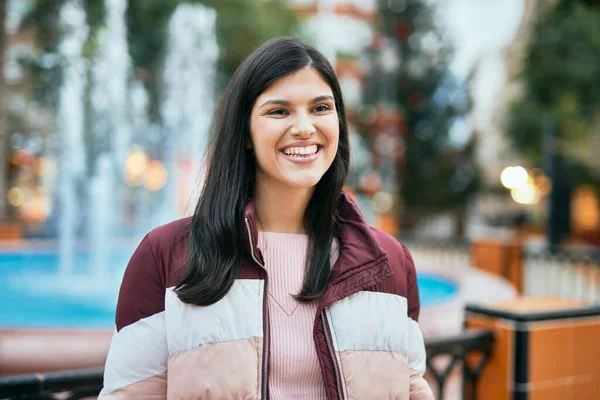 Jong Hispanic Meisje Glimlachen Gelukkig Staan Het Park — Stockfoto