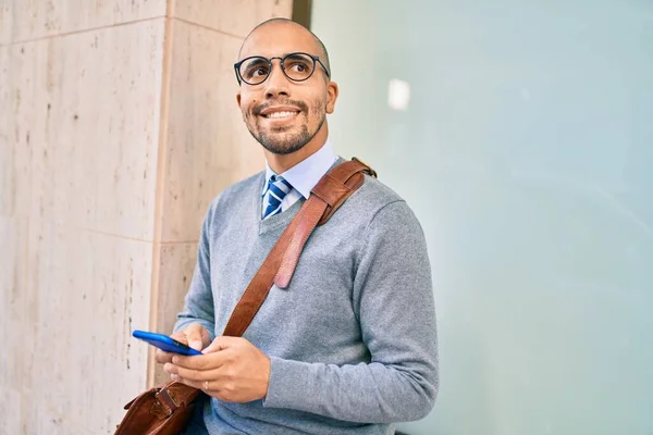 Joven Hombre Negocios Afroamericano Sonriendo Feliz Usando Teléfono Inteligente Ciudad —  Fotos de Stock
