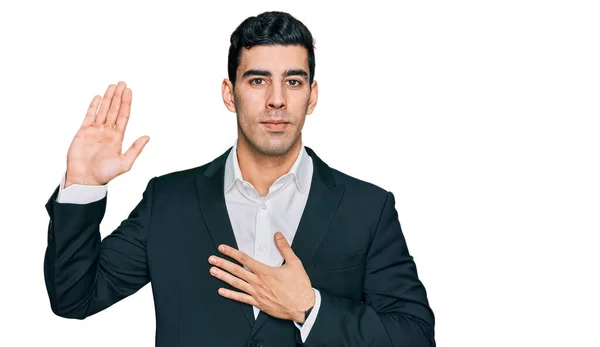 Przystojny Latynos Ubraniu Biznesowym Przeklinający Ręką Piersi Otwartą Dłonią Składający — Zdjęcie stockowe