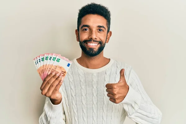 Hombre Hispano Guapo Con Barba Sosteniendo Montón Billetes Euros Sonriendo —  Fotos de Stock