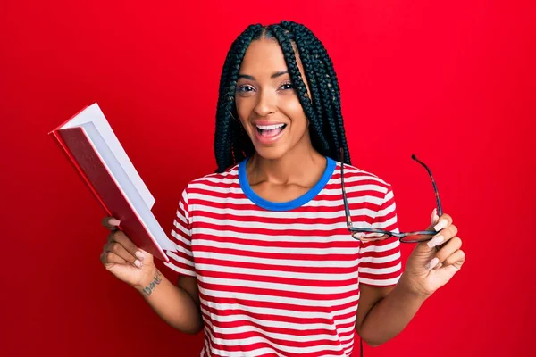 Schöne Hispanische Frau Liest Ein Buch Mit Brille Feiert Verrückt — Stockfoto