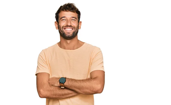 Ein Hübscher Junger Mann Mit Bart Und Lässigem Shirt Lächelt — Stockfoto