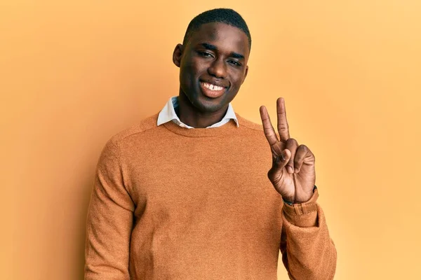 Ung Afrikansk Amerikan Man Bär Casual Kläder Visar Och Pekar — Stockfoto