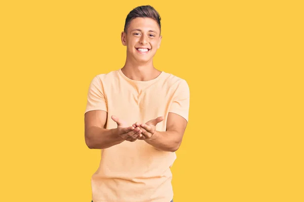 Joven Hombre Guapo Vistiendo Ropa Casual Sonriendo Con Las Palmas —  Fotos de Stock