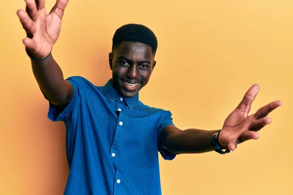 Jovem Afro Americano Vestindo Roupas Casuais Olhando Para Câmera Sorrindo — Fotografia de Stock