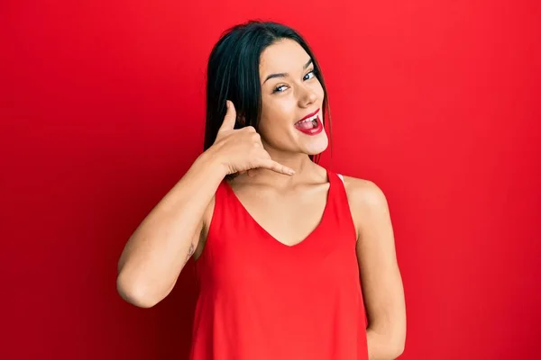 Menina Hispânica Jovem Vestindo Estilo Casual Com Camisa Sem Mangas — Fotografia de Stock