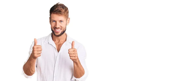 Giovane Uomo Caucasico Indossa Abiti Casual Segno Successo Facendo Gesto — Foto Stock