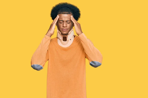 Africano Americano Com Cabelo Afro Usando Colar Cervical Pescoço Com — Fotografia de Stock