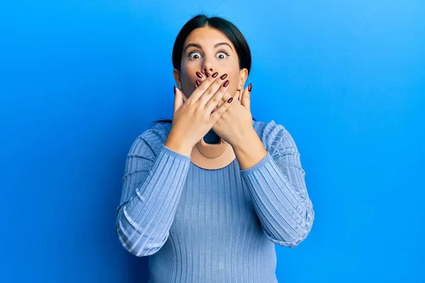 Mooie Brunette Vrouw Draagt Cervicale Kraag Geschokt Bedekken Mond Met — Stockfoto