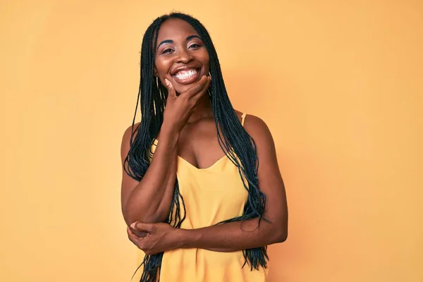 Африканська Американка Плечима Повсякденному Одязі Упевненістю Дивиться Камеру Посміхаючись Перехрещеними — стокове фото