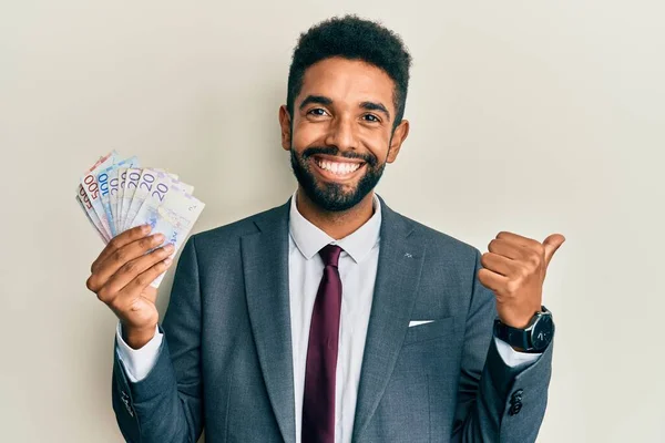 Hombre Negocios Hispano Guapo Con Barba Sosteniendo Billetes Corona Sueca — Foto de Stock