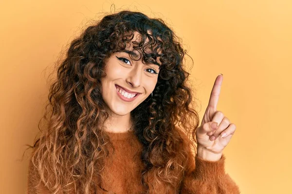 Joven Chica Hispana Usando Ropa Casual Sonriendo Con Una Idea —  Fotos de Stock