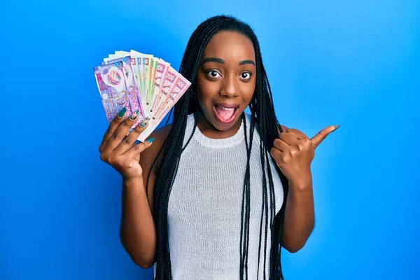 Mladá Africká Americká Žena Drží Hongkongské Dolary Bankovky Ukazující Palec — Stock fotografie
