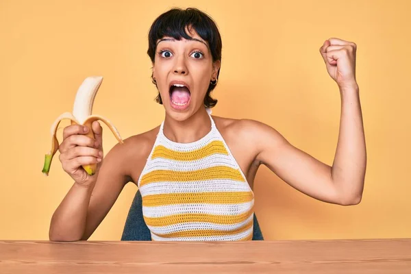 Menina Adolescente Morena Comendo Banana Como Lanche Saudável Comemorando Louco — Fotografia de Stock