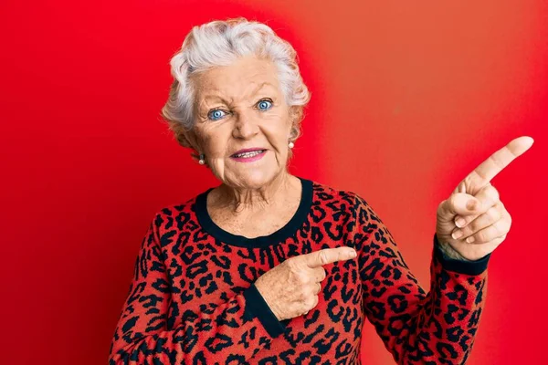 Ältere Grauhaarige Frau Lässiger Kleidung Lächelt Und Blickt Mit Zwei — Stockfoto