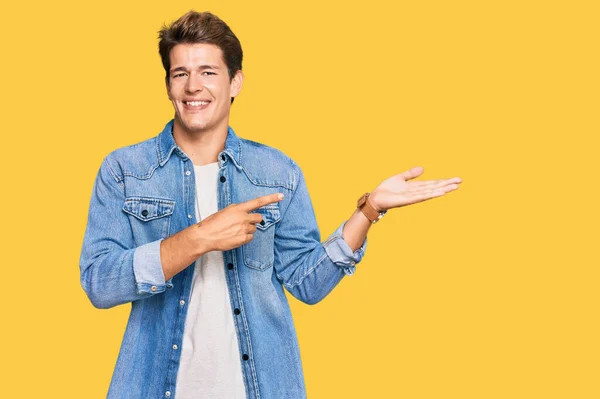 Bello Uomo Caucasico Che Indossa Giacca Jeans Casual Stupito Sorridente — Foto Stock