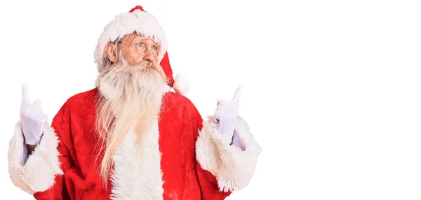 Gri Saçlı Uzun Sakallı Geleneksel Noel Baba Kostümü Giyen Yaşlı — Stok fotoğraf