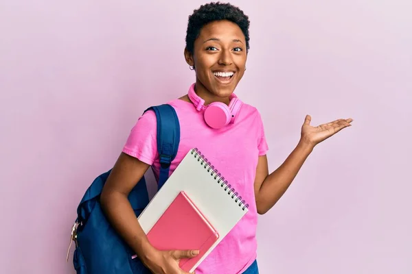 Jovem Afro Americana Vestindo Saco Escolar Segurando Livros Celebrando Vitória — Fotografia de Stock