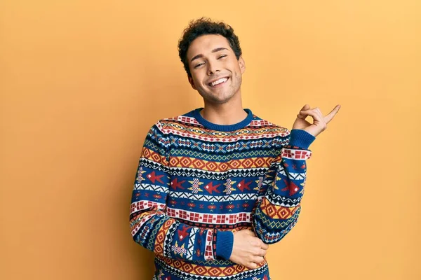 Joven Hombre Guapo Vistiendo Suéter Casual Invierno Sonriendo Feliz Señalando —  Fotos de Stock