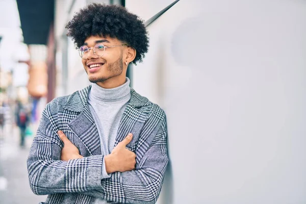 Jonge Afro Amerikaanse Zakenman Glimlachend Blij Staande Stad — Stockfoto