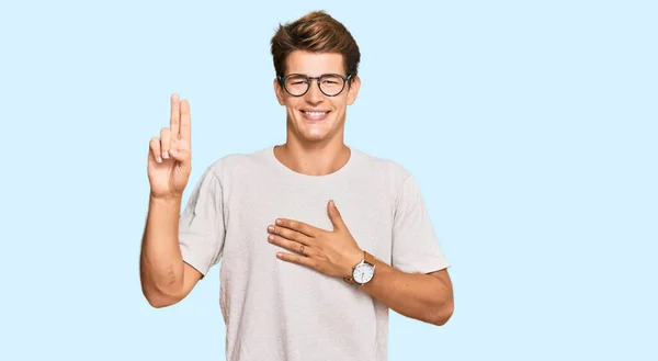 Bonito Caucasiano Vestindo Roupas Casuais Óculos Sorrindo Jurando Com Mão — Fotografia de Stock