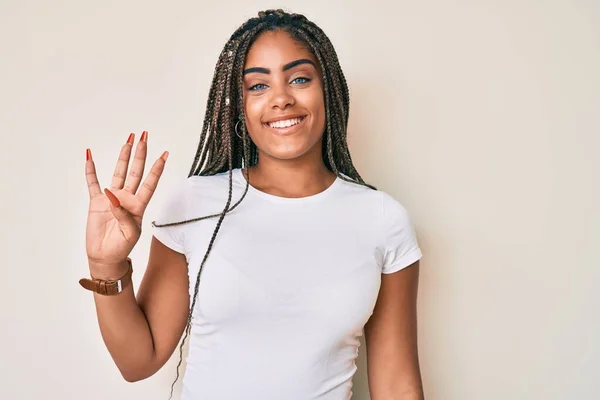 Jonge Afro Amerikaanse Vrouw Met Vlechten Casual Witte Tshirt Tonen — Stockfoto
