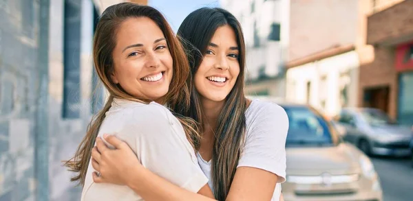 Beautiful Hispanic Mother Daughter Smiling Happy Standing City — Stock Photo, Image