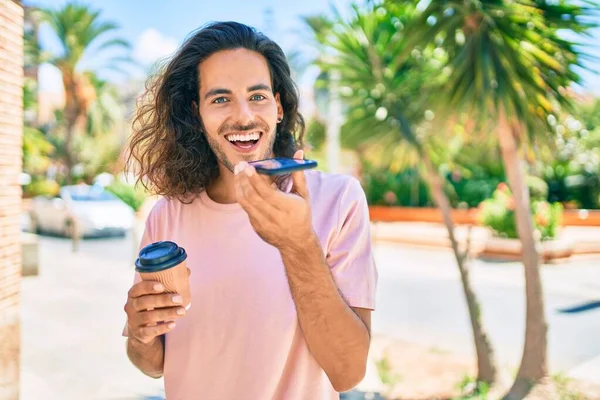 Jeune Homme Hispanique Souriant Heureux Parler Sur Smartphone Boire Café — Photo