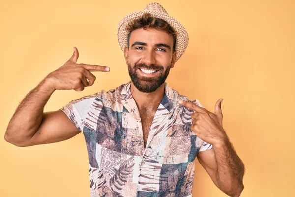 Junger Hispanischer Mann Mit Sommermütze Fröhlich Lächelnd Und Mit Fingern — Stockfoto