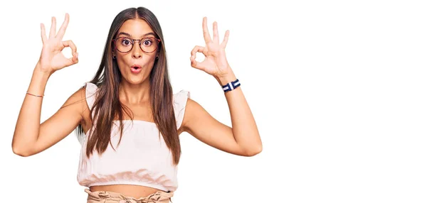 Mujer Hispana Joven Vestida Con Ropa Casual Gafas Que Ven — Foto de Stock