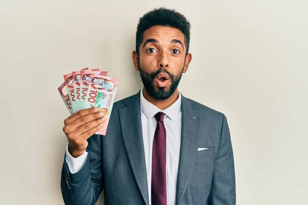 Hombre Negocios Hispano Guapo Con Barba Sosteniendo 100 Billetes Nuevos — Foto de Stock