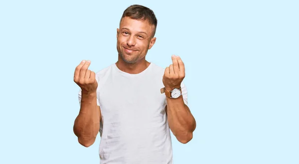 Bonito Homem Musculoso Vestindo Camisa Branca Casual Fazendo Gesto Dinheiro — Fotografia de Stock