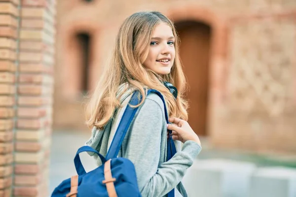 Schöne Kaukasische Student Teenager Glücklich Lächelnd Mit Kopfhörern Der Hochschule — Stockfoto