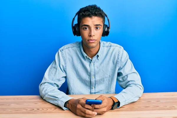 Jovem Homem Afro Americano Bonito Usando Smartphone Usando Fones Ouvido — Fotografia de Stock