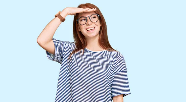 Gündelik Kıyafetler Gözlük Takan Mutlu Gülümseyen Kafası Havada Genç Bir — Stok fotoğraf