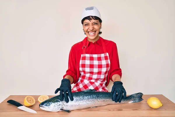 Hermosa Mujer Morena Pescadero Cocinar Salmón Crudo Fresco Sonriendo Riendo —  Fotos de Stock