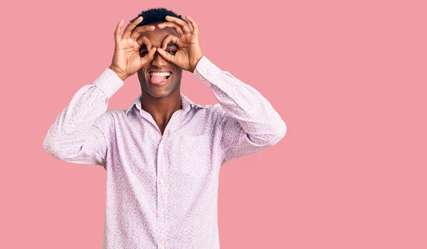 Afrikaanse Knappe Man Draagt Casual Roze Shirt Doet Gebaar Als — Stockfoto