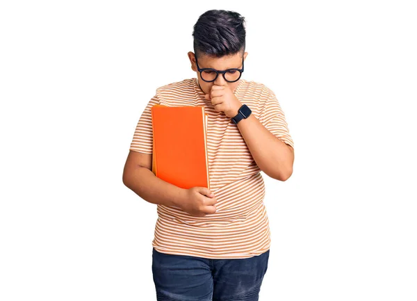 Kleiner Junge Der Ein Buch Mit Brille Trägt Fühlt Sich — Stockfoto