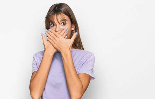Günlük Giysiler Giyen Beyaz Bir Kız Ağzını Yanlışlıkla Elleriyle Kapatırken — Stok fotoğraf