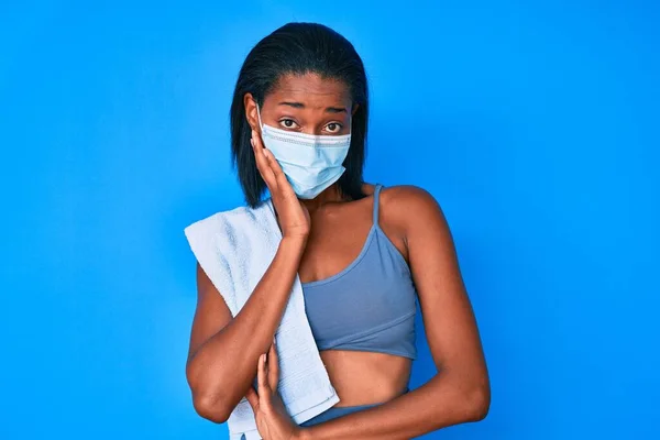 Young African American Woman Wearing Sportswear Medical Mask Thinking Looking — Stock Photo, Image